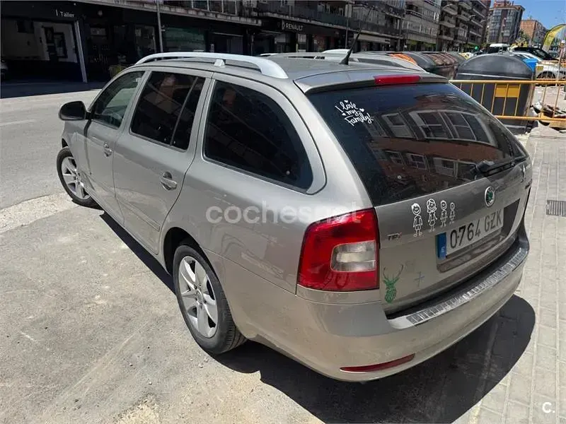Usado Skoda Octavia Executive 140 CV (102 kW) 2010 Gris / plata Familiar