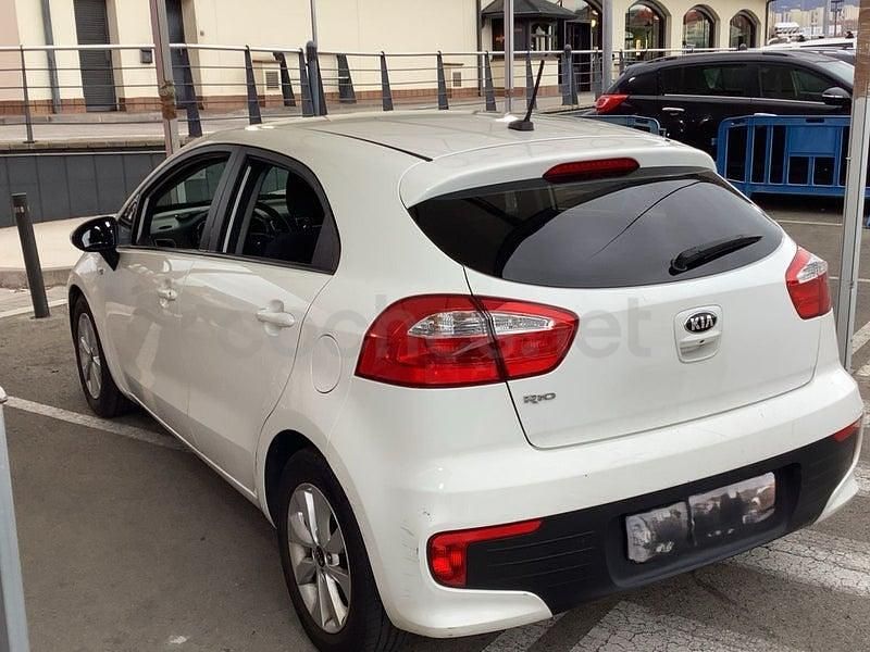 Usado Kia Rio 84 CV (61 kW) 2015 Blanco Berlina