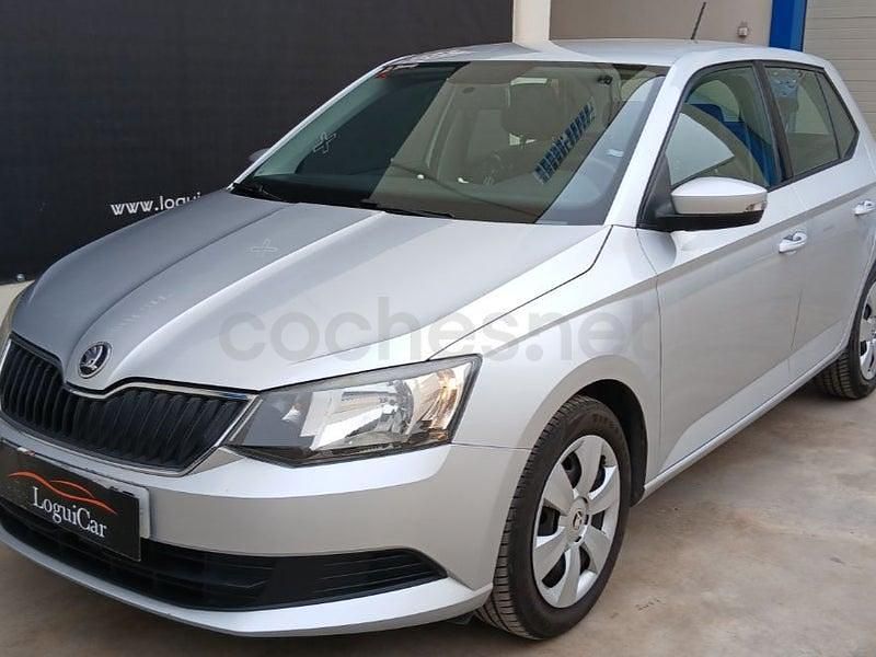 Usado Skoda Fabia Ambition 75 CV (55 kW) 2017 Gris / plata Berlina