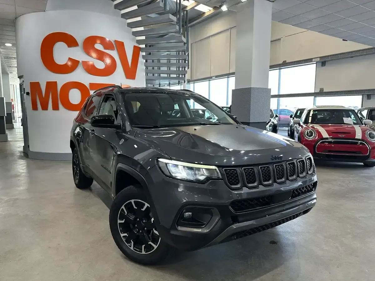 Usado Jeep Compass Limited 240 CV (176 kW) 2023 Gris / plata SUV