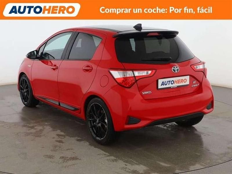 Usado Toyota Yaris Hybrid Active 99 CV (72 kW) 2019 Rojo Utilitario