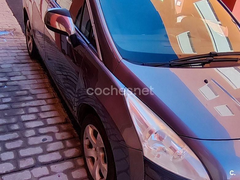 Usado Peugeot 3008 Premium 112 CV (82 kW) 2011 Gris / plata Berlina