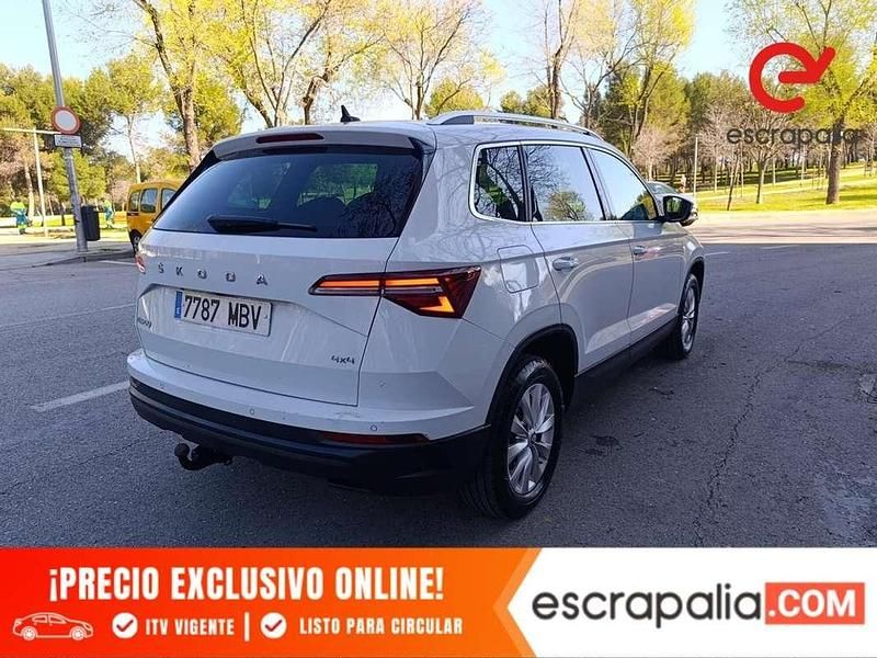 Usado Skoda Karoq Ambition 150 CV (110 kW) 2022 Blanco SUV