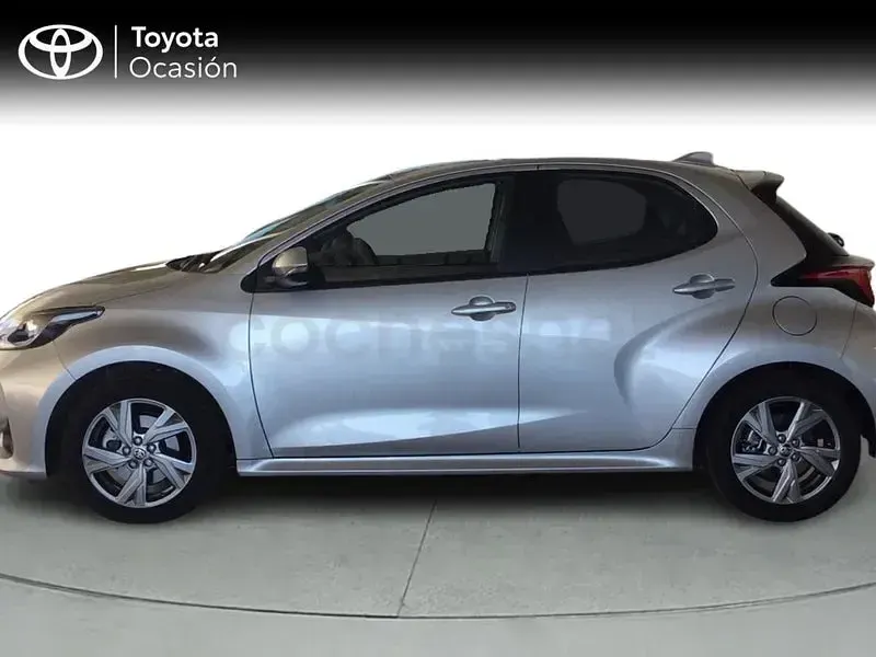 Usado Toyota Yaris Hybrid Active 116 CV (85 kW) 2025 Gris / plata Berlina