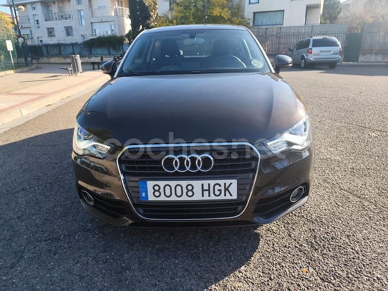 Marrón Usado 2011 Audi A1 Ambition Berlina | 7400 € (Precio justo) - Imagen 1/4