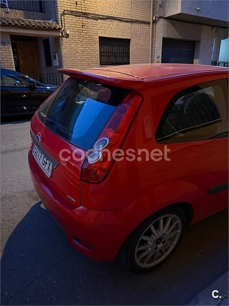 Usado Ford Fiesta Futura 90 CV (66 kW) 2008 Rojo Utilitario