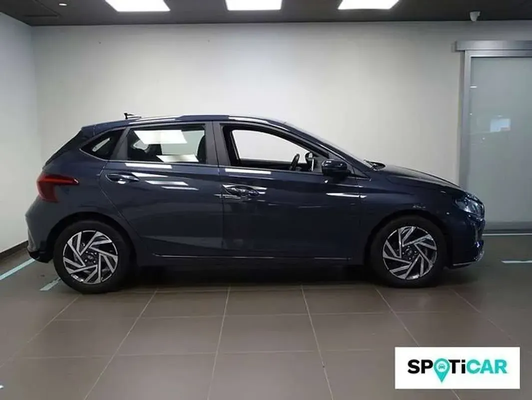 Usado Hyundai i20 101 CV (74 kW) 2024 Gris Utilitario