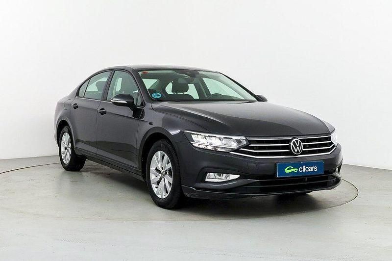 Usado VW Passat 150 CV (110 kW) 2021 Negro Berlina