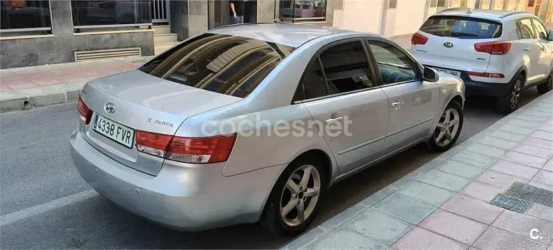 Usado Hyundai Sonata Comfort 140 CV (102 kW) 2007 Gris / plata Berlina
