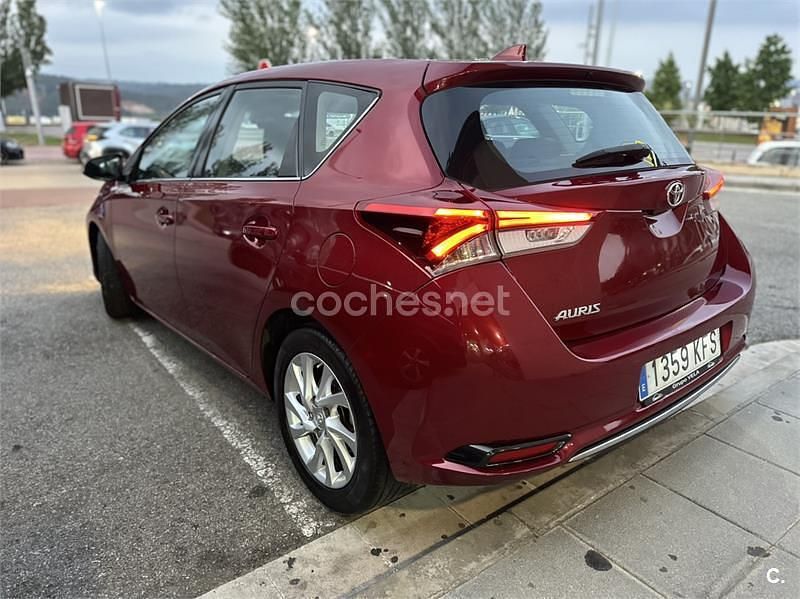 Usado Toyota Auris Active 90 CV (66 kW) 2017 Rojo Berlina