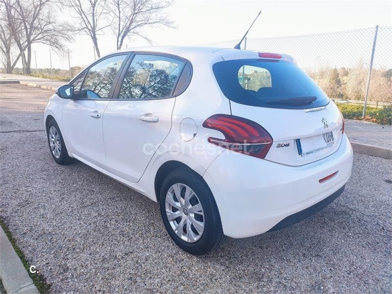 Usado Peugeot 208 Active 82 CV (60 kW) 2017 Blanco Utilitario