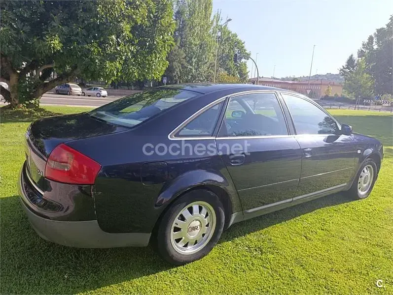 Usado Audi A6 165 CV (121 kW) 1998 Azul Familiar
