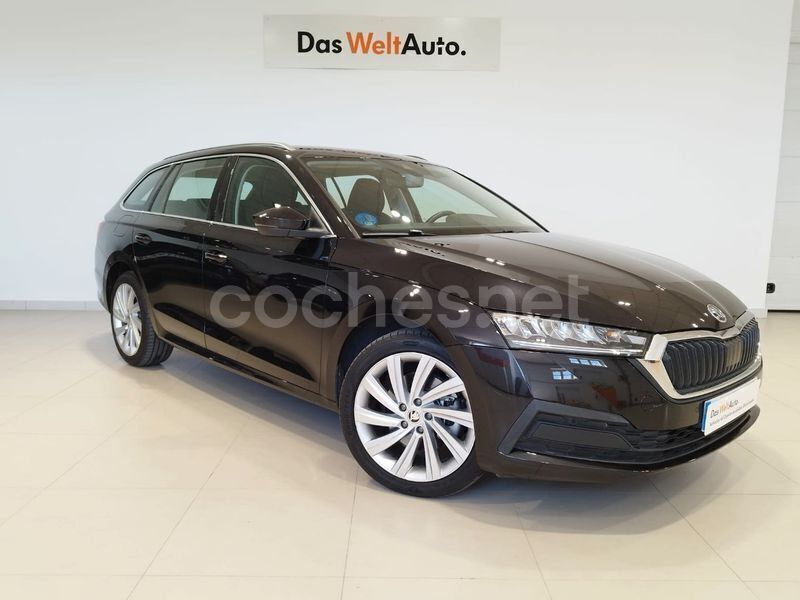 Negro Usado 2022 Skoda Octavia Familiar | 26.790 € (Un poco caro) - Imagen 1/4