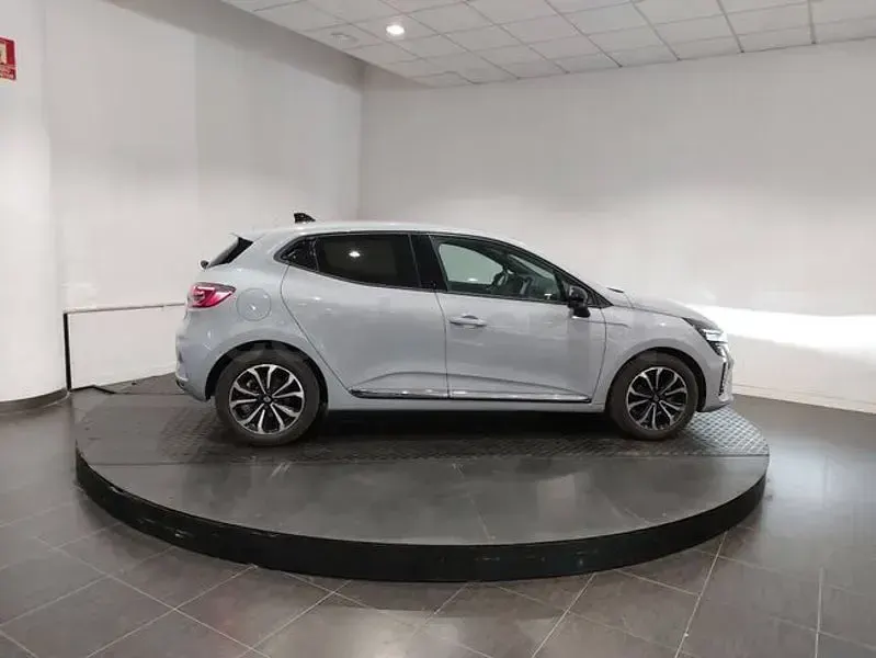 Usado Renault Clio V Techno 100 CV (73 kW) 2025 Gris / plata Berlina