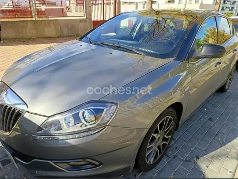 Usado Lancia Delta 120 CV (88 kW) 2010 Gris / plata Utilitario