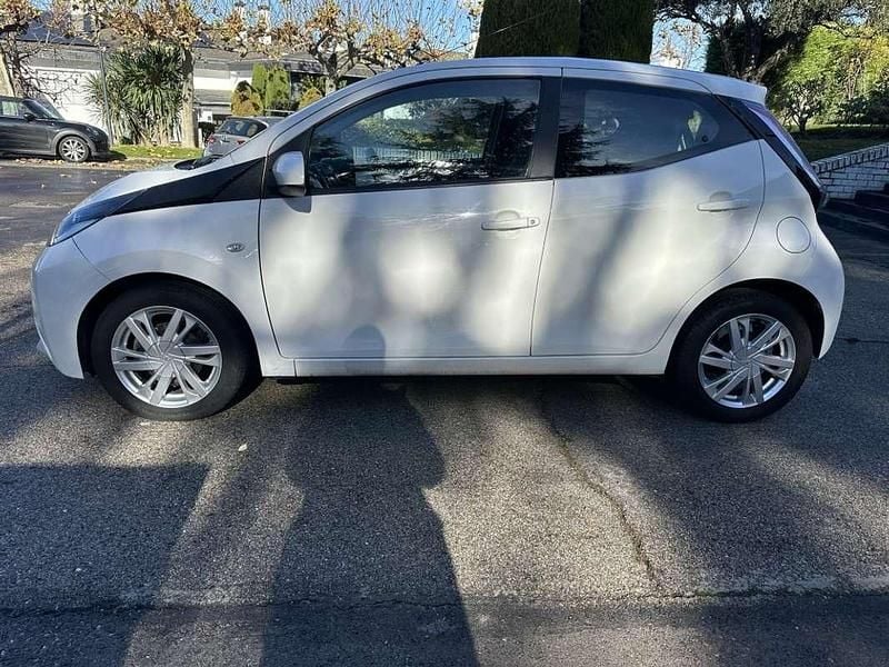 Usado Toyota Aygo X-play 69 CV (50 kW) 2017 Blanco Utilitario