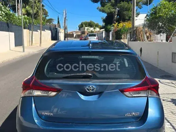 Usado Toyota Auris Active 116 CV (85 kW) 2015 Azul Berlina