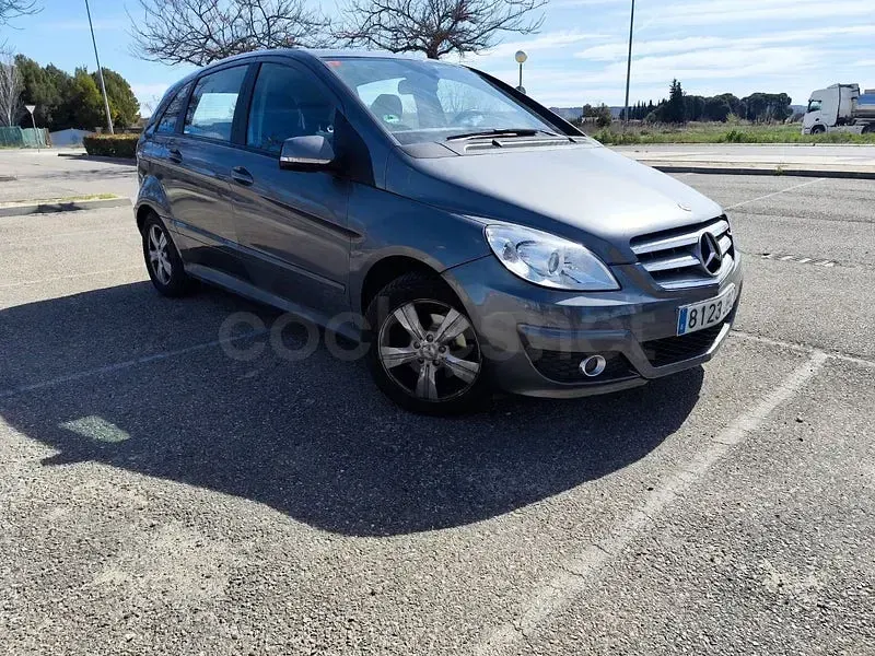 Usado Mercedes B180 109 CV (80 kW) 2010 Gris / plata Monovolumen