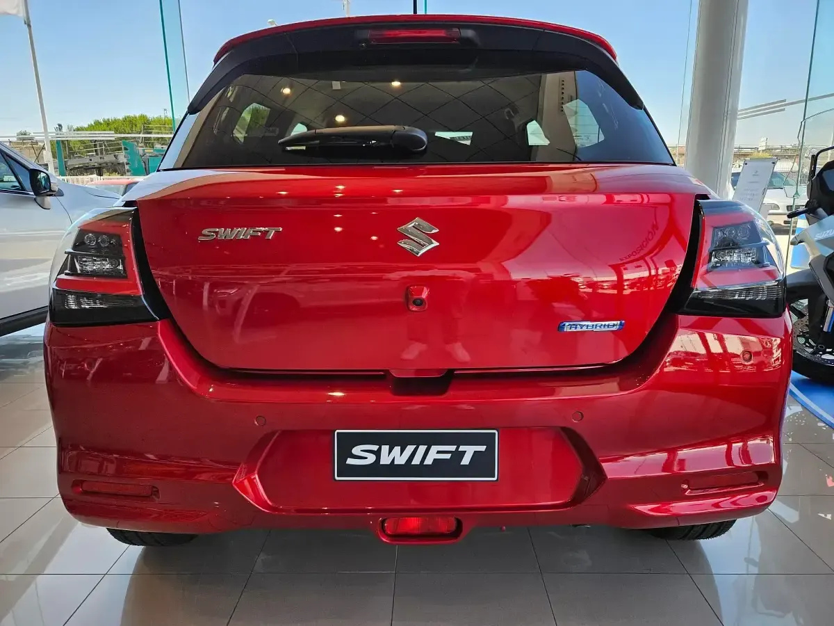 Usado Suzuki Swift 83 CV (61 kW) 2024 Rojo Utilitario