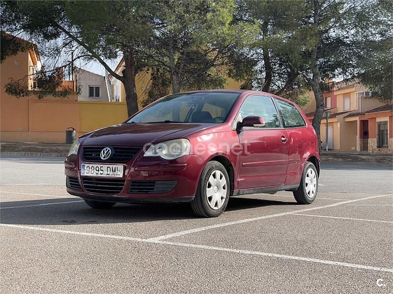 Usado VW Polo Advance 70 CV (51 kW) 2005 Granate Berlina