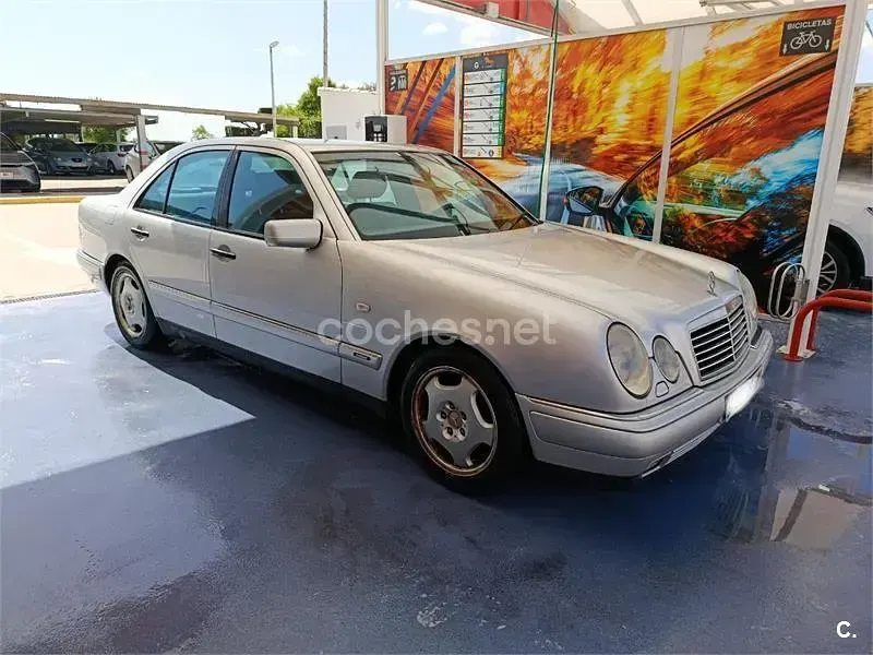 Usado Mercedes E300 Avantgarde 177 CV (130 kW) 1998 Gris / plata Berlina