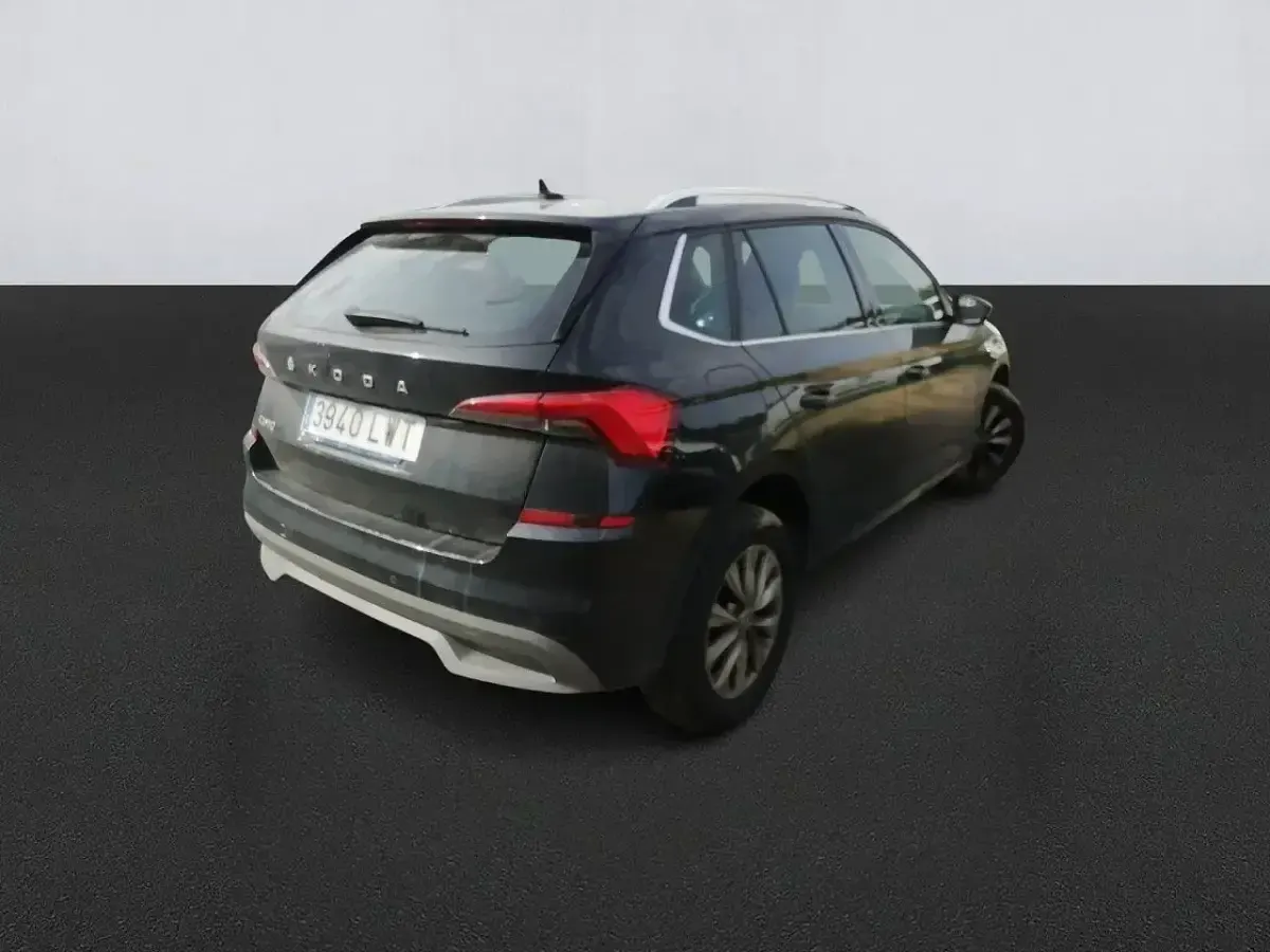 Usado Skoda Kamiq 95 CV (69 kW) 2022 Negro SUV