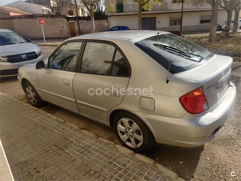 Usado Hyundai Accent GLS 105 CV (77 kW) 2005 Gris / plata Berlina