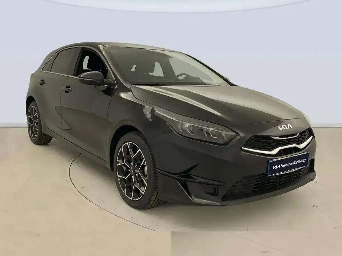 Usado Kia Ceed Edition 7 100 CV (73 kW) 2025 Negro Utilitario