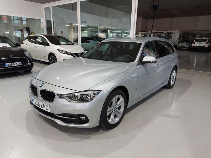 Gris Usado 2019 BMW 318 Comfort Edition Familiar | 24.500 € (Un poco caro) - Imagen 1/4