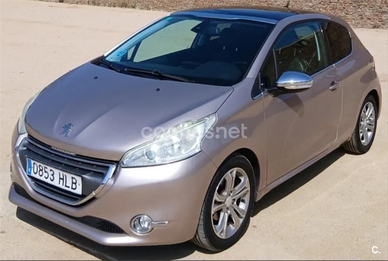 Usado Peugeot 208 Allure 92 CV (67 kW) 2012 Rosa Utilitario