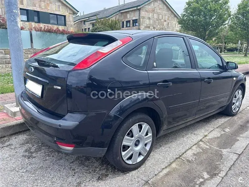 Usado Ford Focus Ghia 136 CV (100 kW) 2005 Negro Berlina