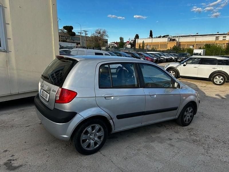 Usado Hyundai Getz 66 CV (48 kW) 2006 Gris Utilitario