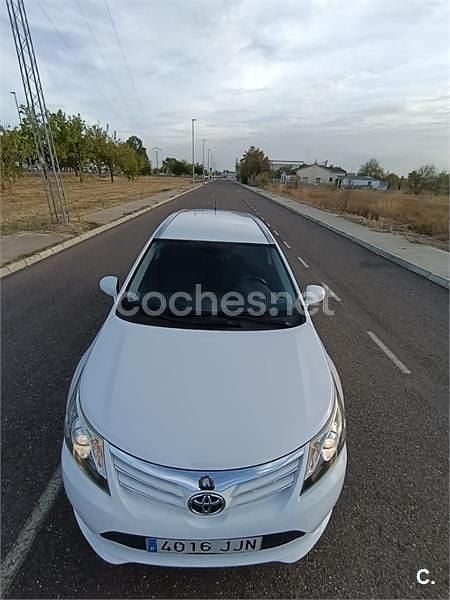 Usado Toyota Avensis Advance 124 CV (91 kW) 2015 Blanco Familiar
