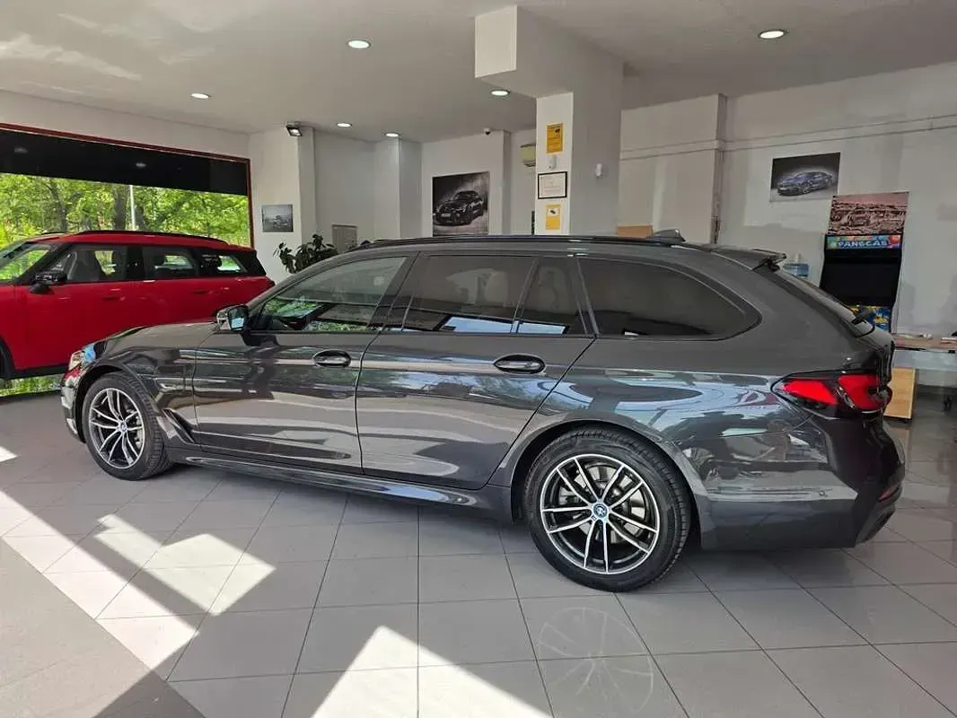 Usado BMW 530e Comfort Edition 292 CV (214 kW) 2022 Gris / plata Familiar