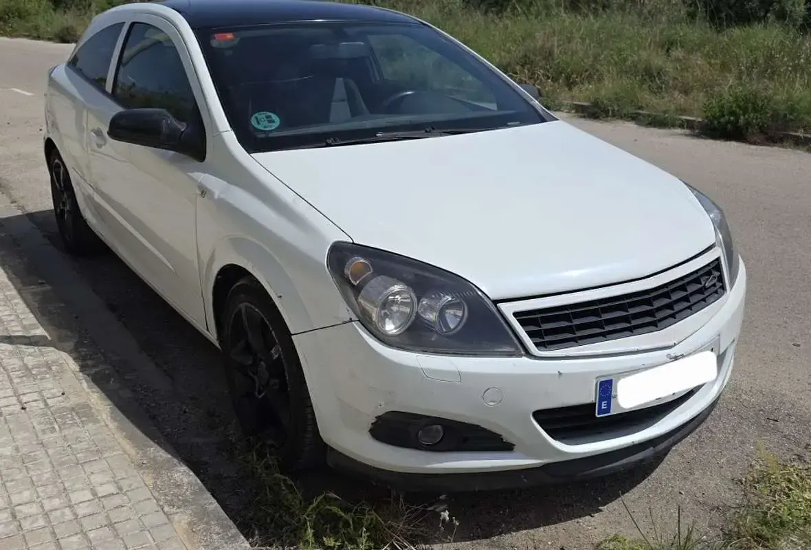Usado Opel Astra GTC Enjoy 105 CV (77 kW) 2006 Blanco Utilitario