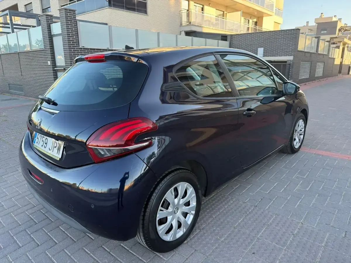 Usado Peugeot 208 Style 82 CV (60 kW) 2015 Negro Utilitario