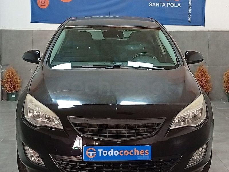 Usado Opel Astra Cosmo 125 CV (91 kW) 2011 Negro Berlina