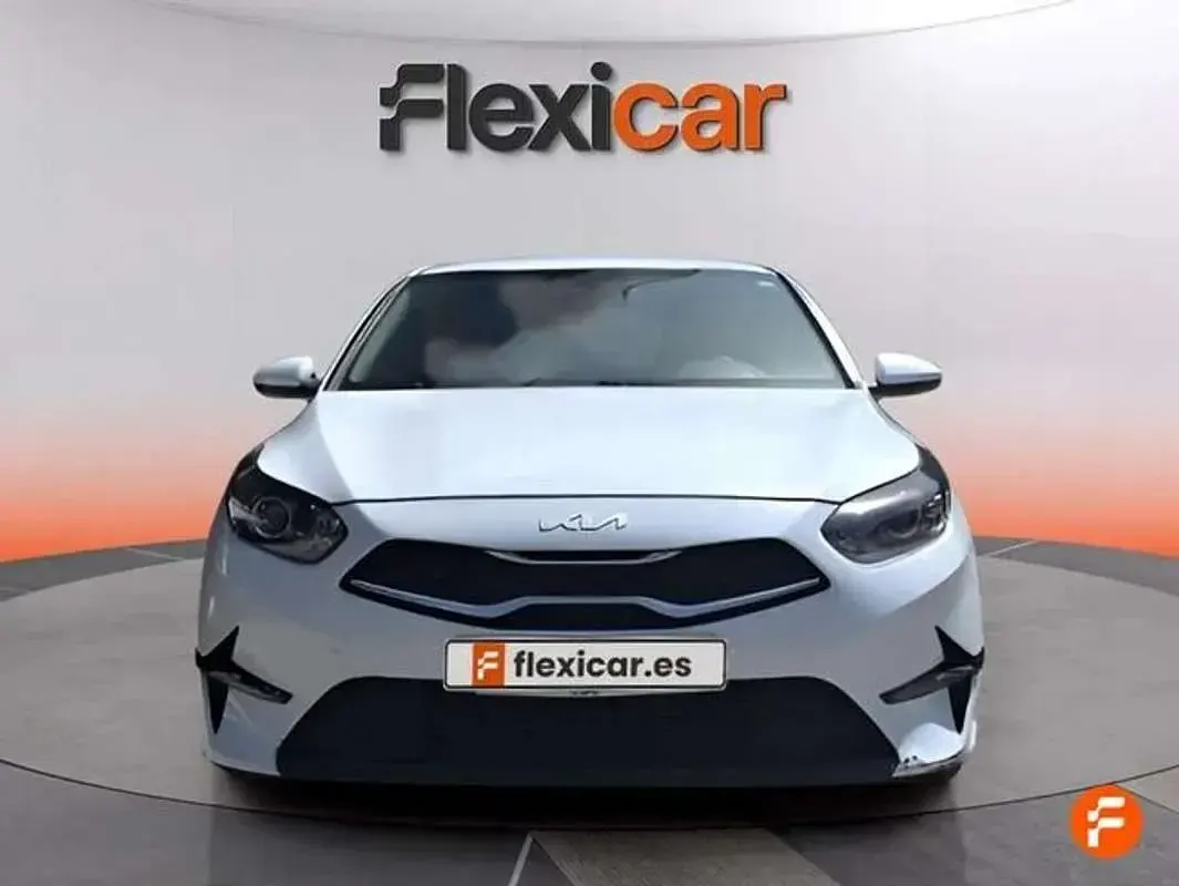 Usado Kia Ceed 120 CV (88 kW) 2022 Blanco Utilitario