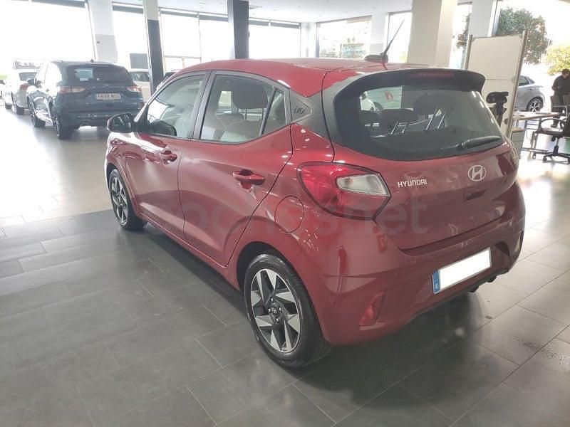 Usado Hyundai i10 67 CV (49 kW) 2023 Granate Utilitario