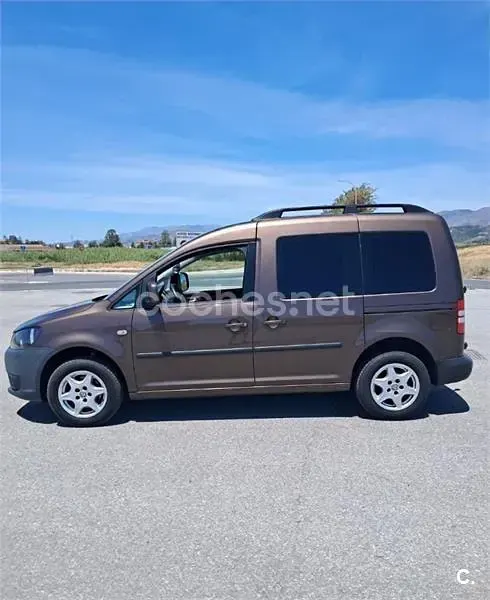 Usado VW Caddy Trendline 102 CV (75 kW) 2014 Marrón Monovolumen