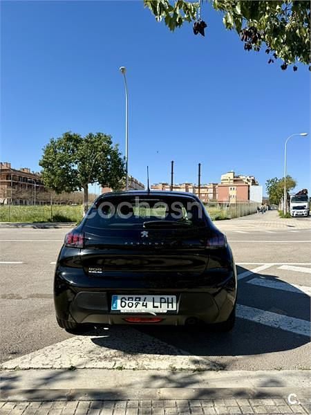 Usado Peugeot 208 Style 100 CV (73 kW) 2021 Negro Utilitario