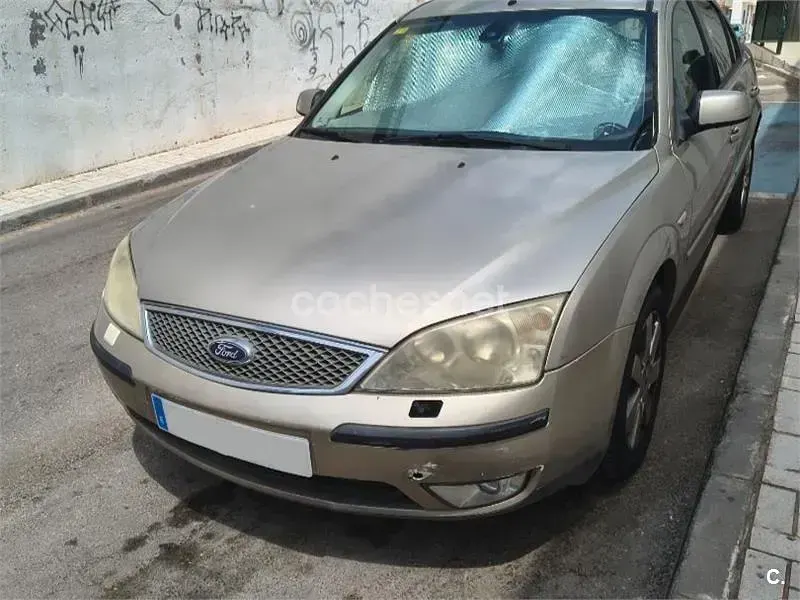 Usado Ford Mondeo Sport 130 CV (95 kW) 2004 Marrón Berlina
