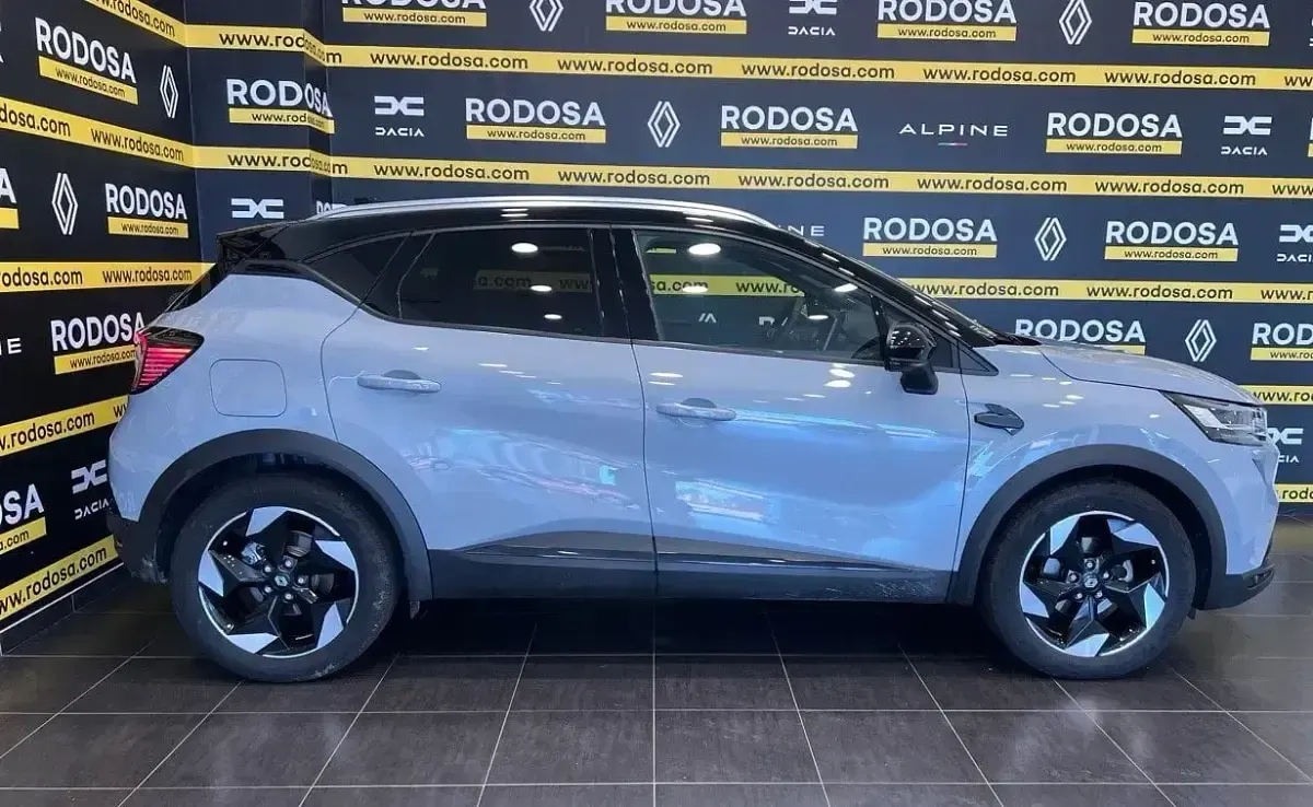 Usado Renault Captur Techno 100 CV (73 kW) 2025 Gris SUV