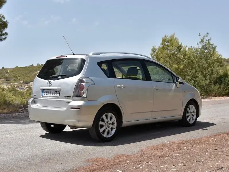 Usado Toyota Corolla Verso Sol 136 CV (100 kW) 2006 Gris / plata Monovolumen