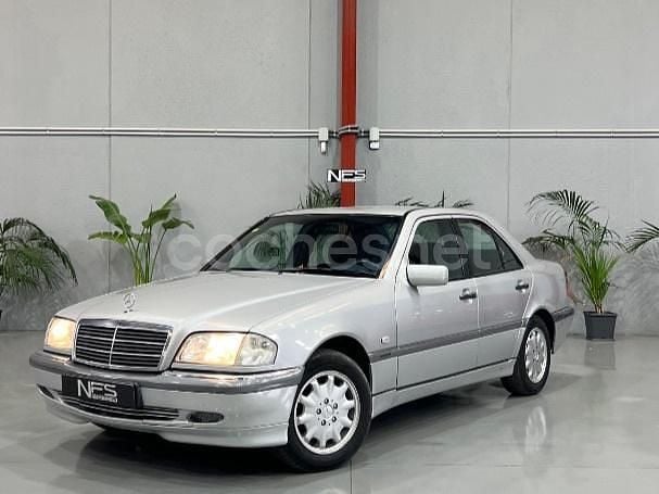 Usado Mercedes C180 Elegance 122 CV (89 kW) 1997 Gris / plata Berlina