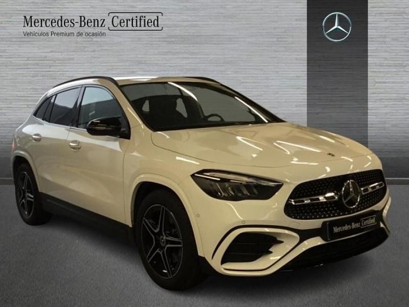Usado Mercedes GLA200 AMG line 150 CV (110 kW) 2024 Blanco polar SUV