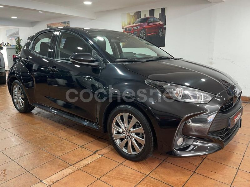 Negro Usado 2024 Toyota Yaris Hybrid Active Berlina | 18.990 € (Buen precio) - Imagen 1/4