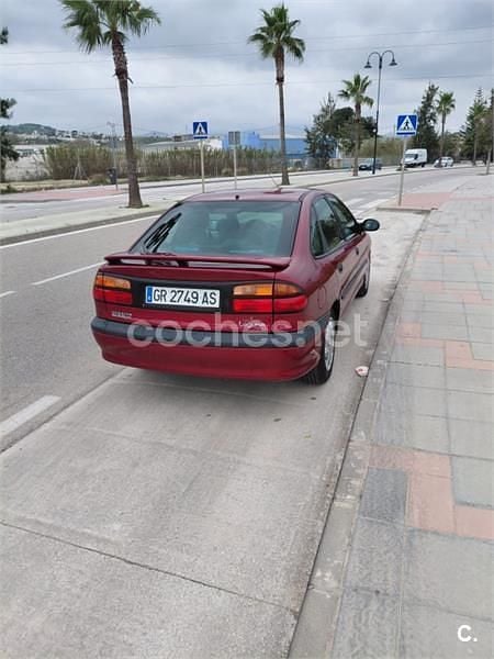 Usado Renault Laguna 110 CV (80 kW) 1998 Granate Berlina