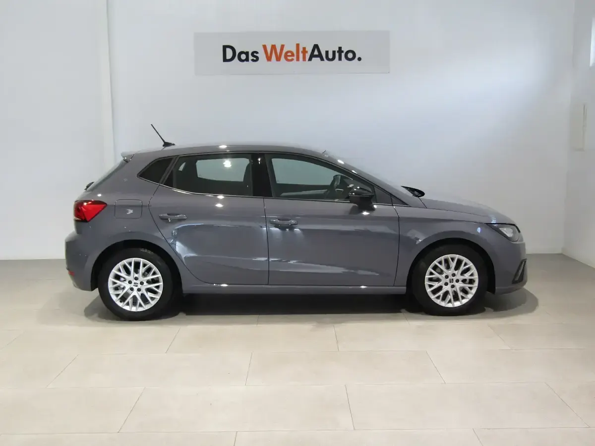 Usado Seat Ibiza FR 115 CV (84 kW) 2025 Gris Utilitario