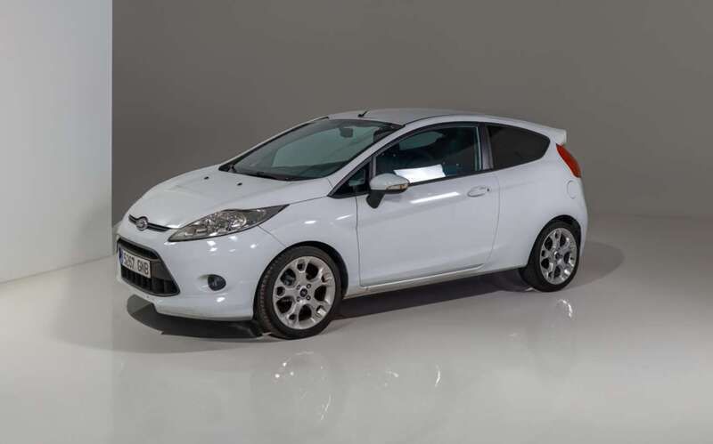 Blanco Usado 2009 Ford Fiesta Sport Utilitario | 8150 € (Un poco caro) - Imagen 1/4